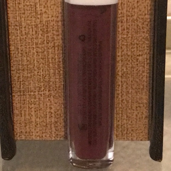 Real Colors Lasting Matte Lipstick - Picture 3 of 5